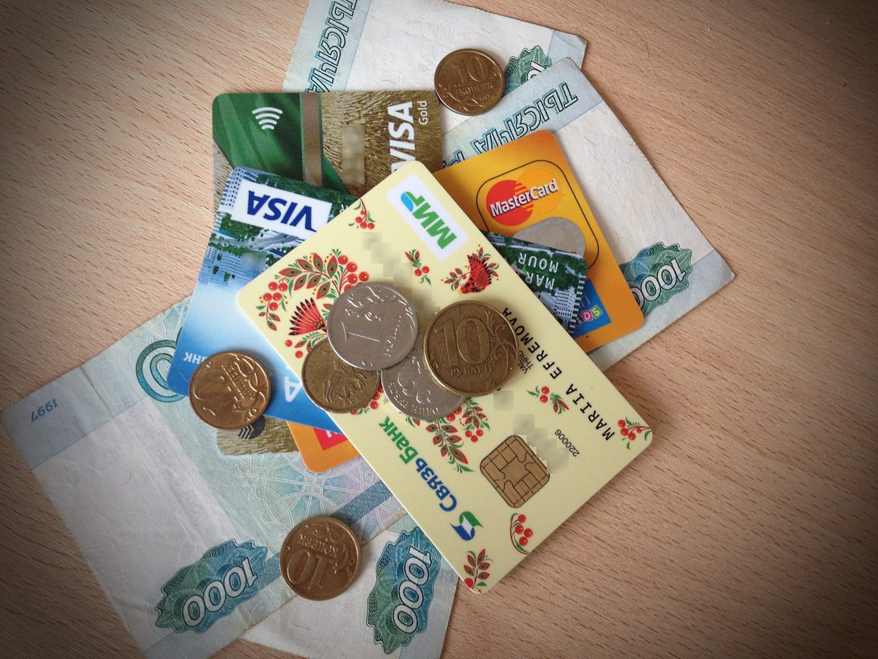 кредитные деньги, рубли, пластиковые карты МИР