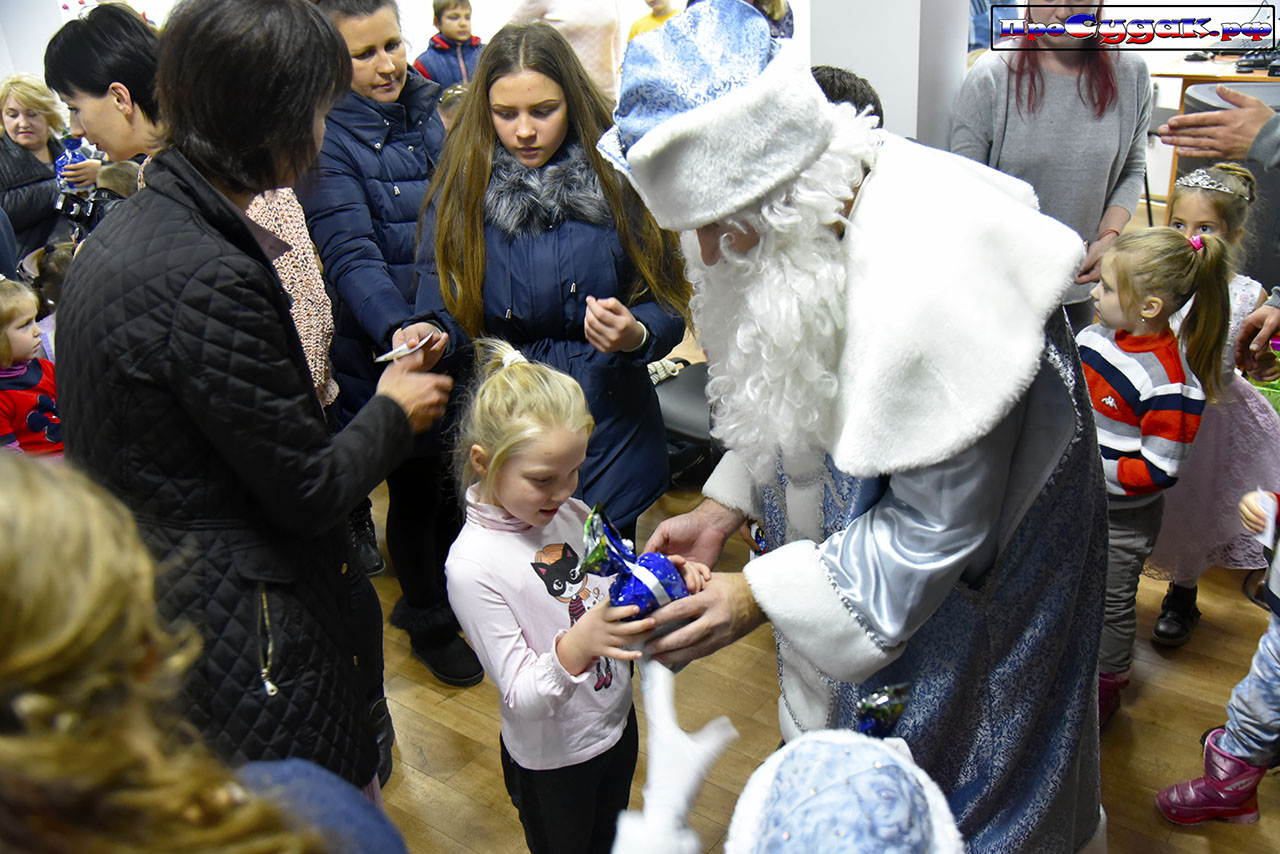 Дед Мороз вручает подарки