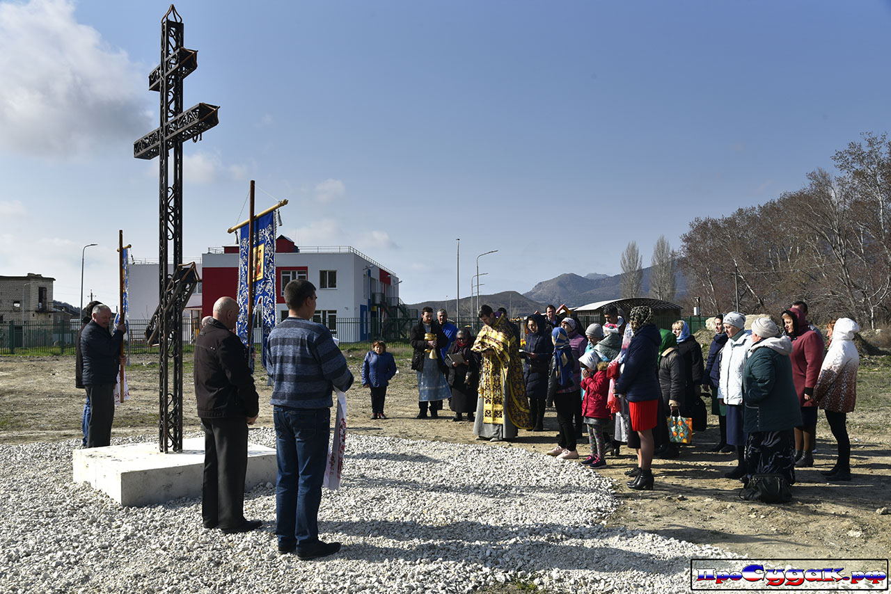 В селе Дачное состоялось освящение поклонного креста