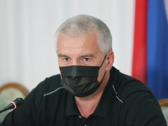 Сергей Аксёнов в медицинской маске