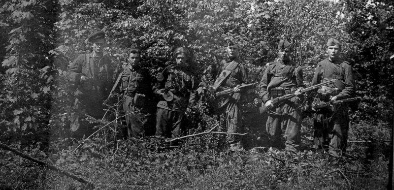 Военнослужащие в/ч 3229 МГБ СССР в Коростенском лесу во время ликвидации формирований ОУН-УПА на Западной Украине. 1949 год