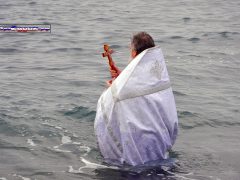священник в море